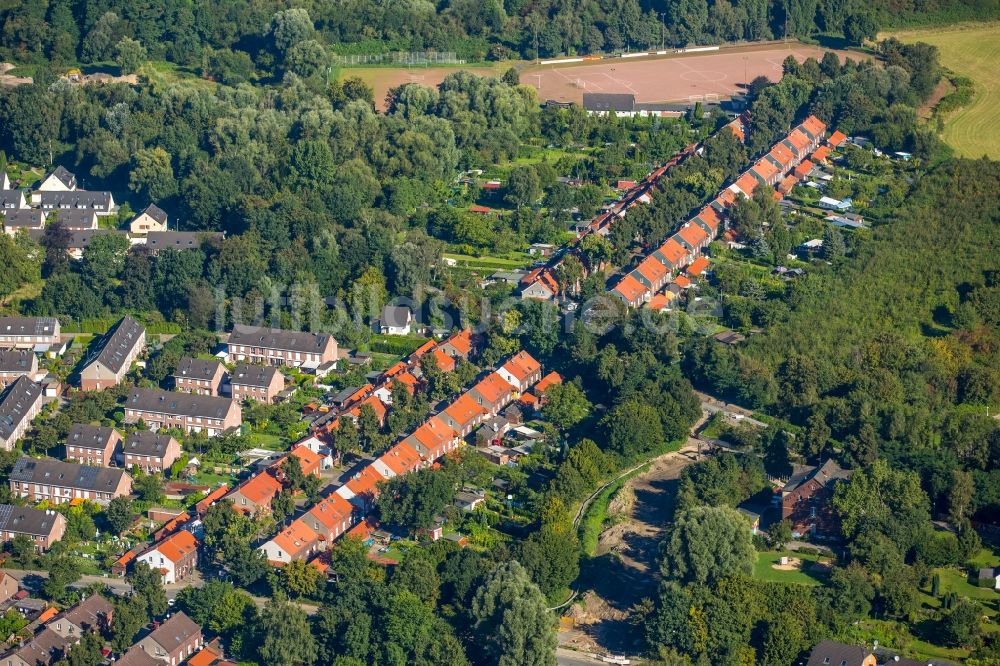 Essen aus der Vogelperspektive: Wohngebiet einer Mehrfamilienhaussiedlung Hegemannshof in Essen im Bundesland Nordrhein-Westfalen