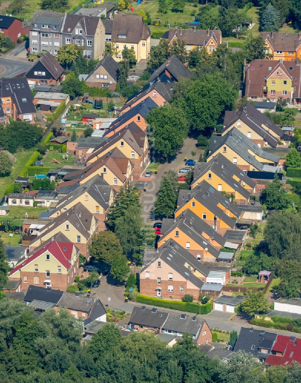 Bergkamen von oben - Wohngebiet einer Mehrfamilienhaussiedlung Hellweg in Bergkamen im Bundesland Nordrhein-Westfalen