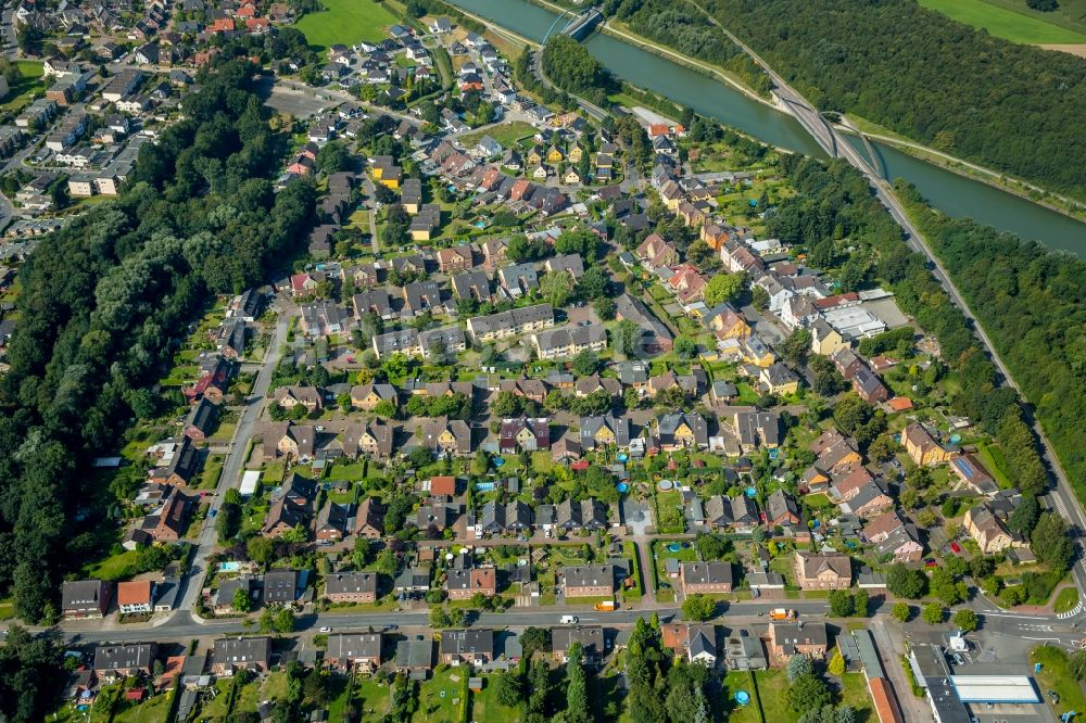 Bergkamen von oben - Wohngebiet einer Mehrfamilienhaussiedlung Hellweg in Bergkamen im Bundesland Nordrhein-Westfalen