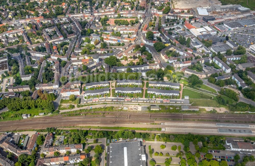 Luftaufnahme Essen - Wohngebiet der Mehrfamilienhaussiedlung an der Helmholtzstraße - Siemensstraße in Essen im Bundesland Nordrhein-Westfalen - NRW, Deutschland