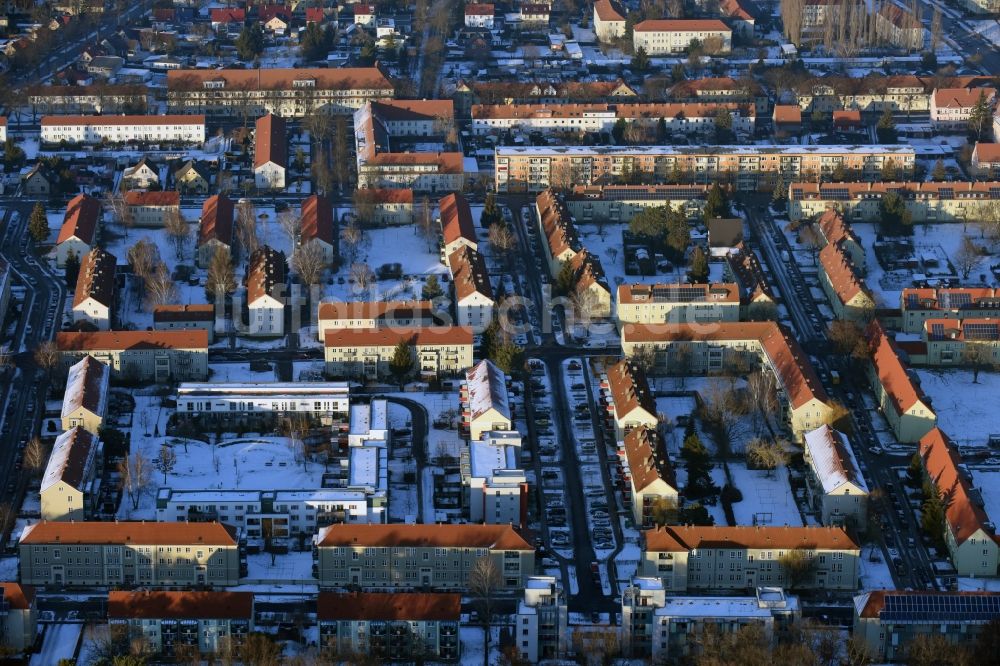 Luftbild Hennigsdorf - Wohngebiet einer Mehrfamilienhaussiedlung in Hennigsdorf im Bundesland Brandenburg