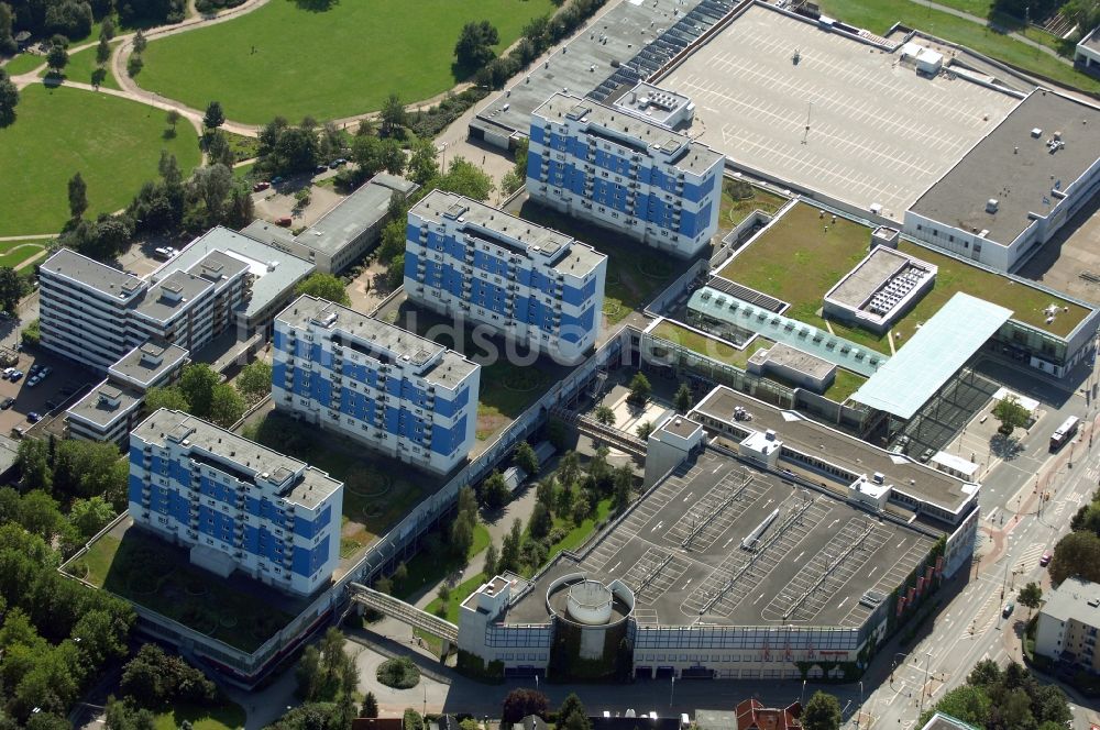 Luftaufnahme Norderstedt - Wohngebiet einer Mehrfamilienhaussiedlung am Herold Center in Norderstedt im Bundesland Schleswig-Holstein, Deutschland