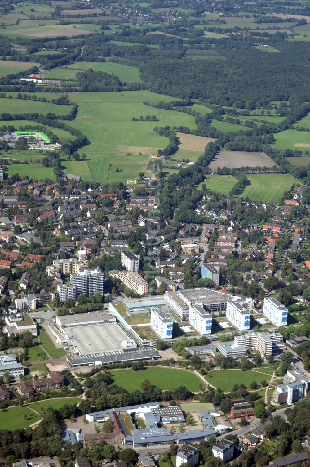 Norderstedt von oben - Wohngebiet einer Mehrfamilienhaussiedlung am Herold Center in Norderstedt im Bundesland Schleswig-Holstein, Deutschland