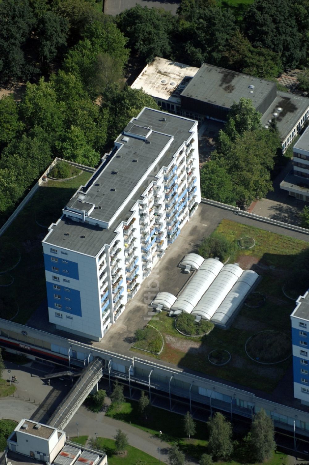 Luftaufnahme Norderstedt - Wohngebiet einer Mehrfamilienhaussiedlung am Herold Center in Norderstedt im Bundesland Schleswig-Holstein, Deutschland