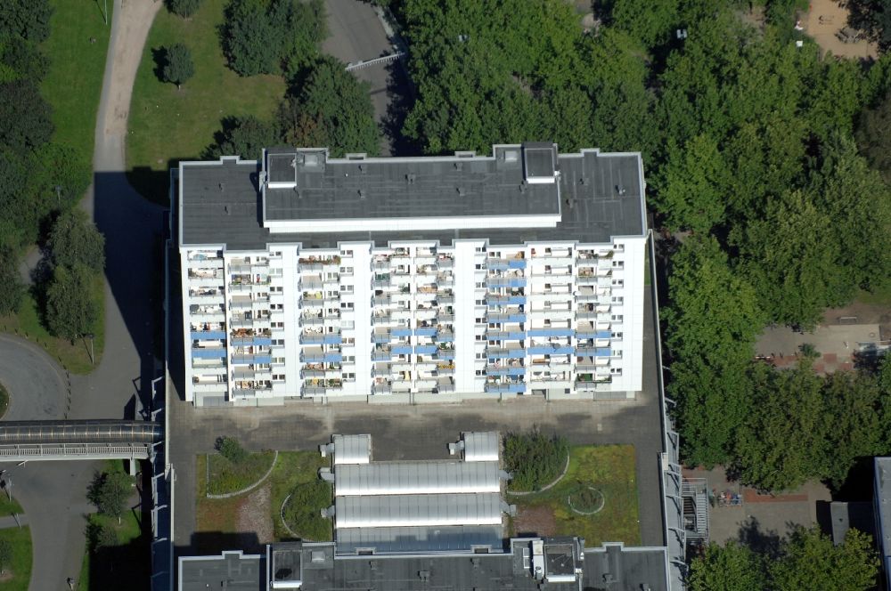 Norderstedt von oben - Wohngebiet einer Mehrfamilienhaussiedlung am Herold Center in Norderstedt im Bundesland Schleswig-Holstein, Deutschland