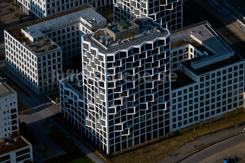 München von oben - Wohngebiet der Mehrfamilienhaussiedlung Hirschgarten Forum an der Friedenheimer Brücke in München im Bundesland Bayern, Deutschland