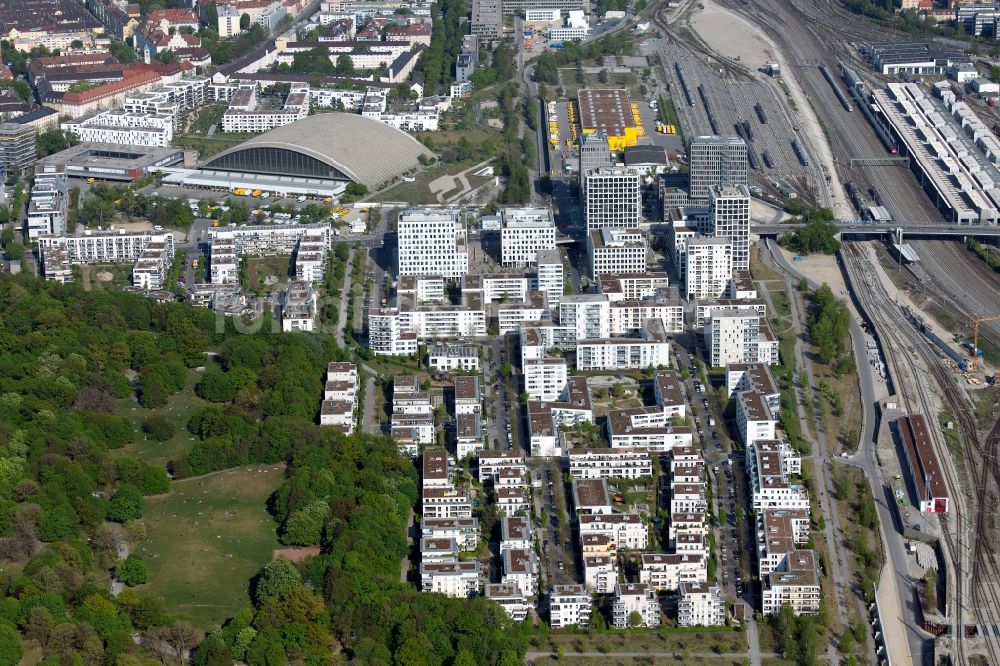 München aus der Vogelperspektive: Wohngebiet der Mehrfamilienhaussiedlung Hirschgarten Forum an der Friedenheimer Brücke in München im Bundesland Bayern, Deutschland