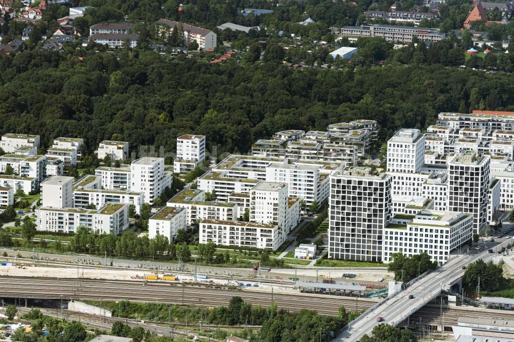 München aus der Vogelperspektive: Wohngebiet der Mehrfamilienhaussiedlung Hirschgarten Forum an der Friedenheimer Brücke in München im Bundesland Bayern, Deutschland