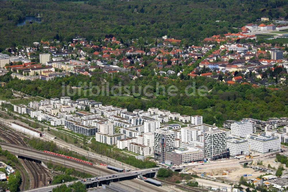 München aus der Vogelperspektive: Wohngebiet der Mehrfamilienhaussiedlung Hirschgarten Forum an der Friedenheimer Brücke im Ortsteil Neuhausen-Nymphenburg in München im Bundesland Bayern, Deutschland