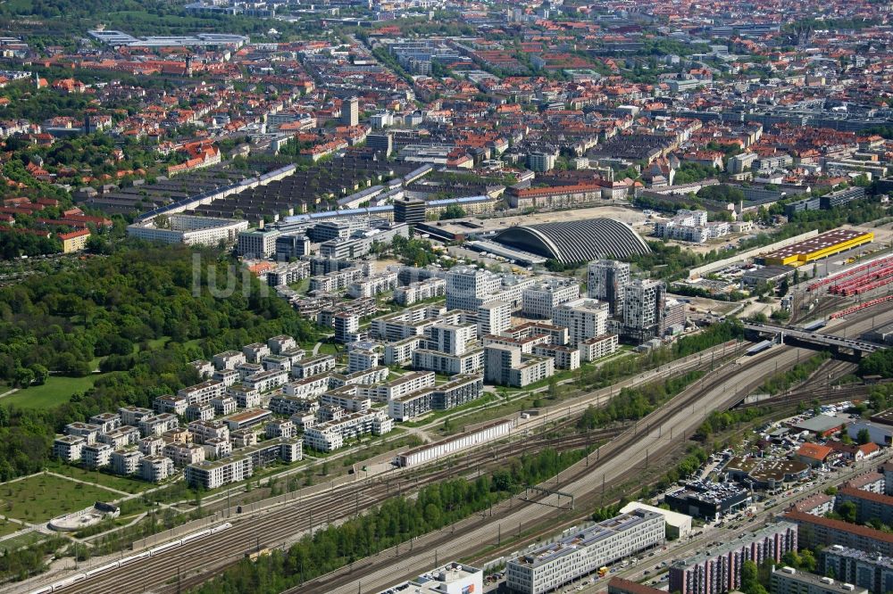 München aus der Vogelperspektive: Wohngebiet der Mehrfamilienhaussiedlung Hirschgarten Forum an der Friedenheimer Brücke im Ortsteil Neuhausen-Nymphenburg in München im Bundesland Bayern, Deutschland