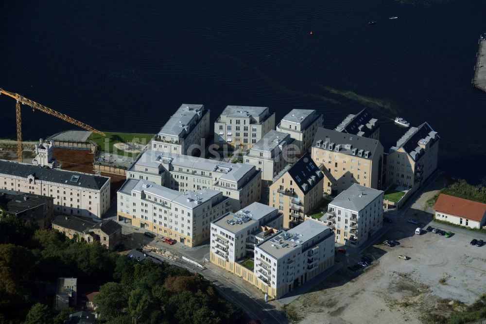 Potsdam aus der Vogelperspektive: Wohngebiet einer Mehrfamilienhaussiedlung in der historische Speicherstadt am Ufer der Havel in Potsdam im Bundesland Brandenburg