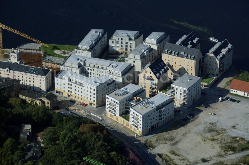 Luftbild Potsdam - Wohngebiet einer Mehrfamilienhaussiedlung in der historische Speicherstadt am Ufer der Havel in Potsdam im Bundesland Brandenburg