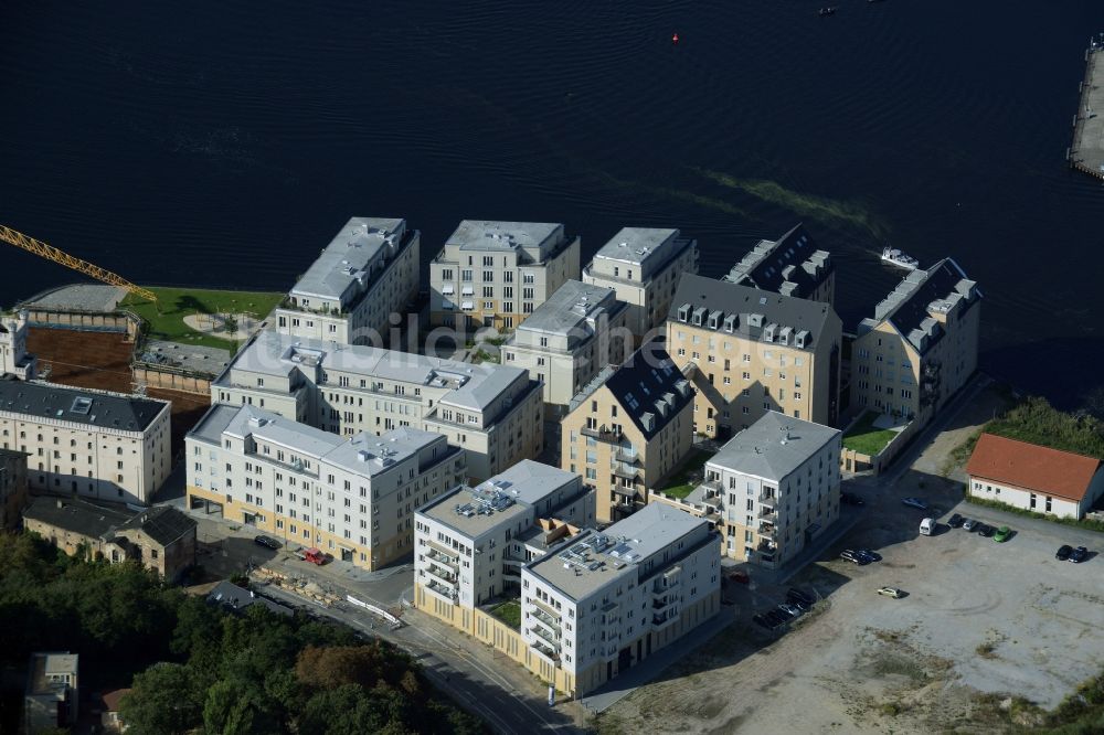 Luftaufnahme Potsdam - Wohngebiet einer Mehrfamilienhaussiedlung in der historische Speicherstadt am Ufer der Havel in Potsdam im Bundesland Brandenburg