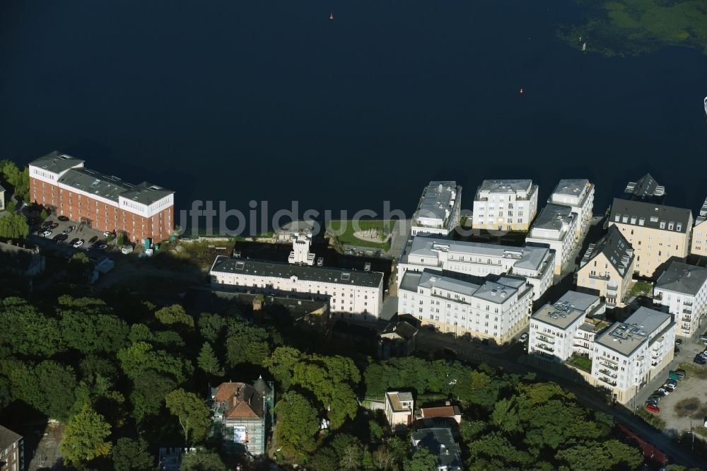 Potsdam von oben - Wohngebiet einer Mehrfamilienhaussiedlung in der historische Speicherstadt am Ufer der Havel in Potsdam im Bundesland Brandenburg