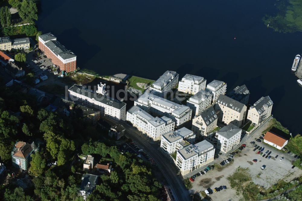 Luftaufnahme Potsdam - Wohngebiet einer Mehrfamilienhaussiedlung in der historische Speicherstadt am Ufer der Havel in Potsdam im Bundesland Brandenburg