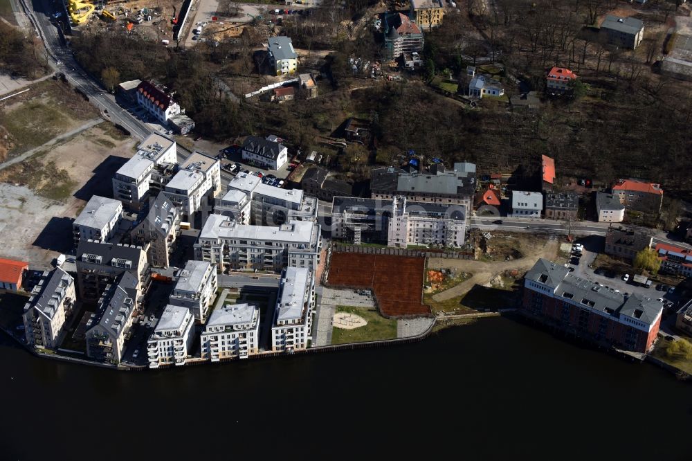 Potsdam aus der Vogelperspektive: Wohngebiet einer Mehrfamilienhaussiedlung in der historische Speicherstadt am Ufer der Havel in Potsdam im Bundesland Brandenburg