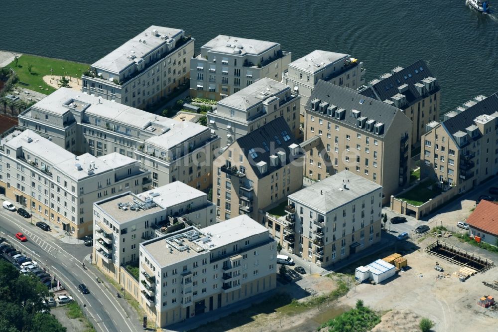 Potsdam von oben - Wohngebiet einer Mehrfamilienhaussiedlung in der historische Speicherstadt am Ufer der Havel in Potsdam im Bundesland Brandenburg