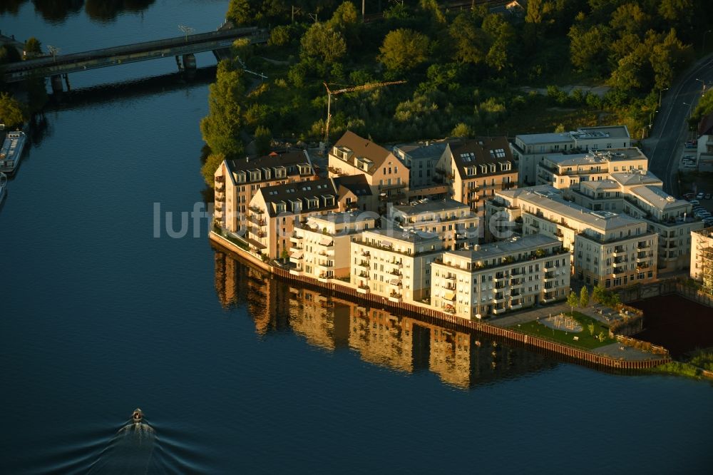 Potsdam aus der Vogelperspektive: Wohngebiet einer Mehrfamilienhaussiedlung in der historische Speicherstadt am Ufer der Havel in Potsdam im Bundesland Brandenburg