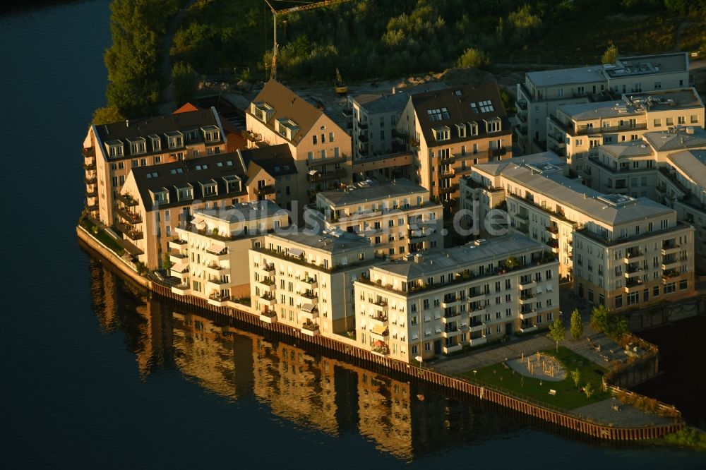 Luftbild Potsdam - Wohngebiet einer Mehrfamilienhaussiedlung in der historische Speicherstadt am Ufer der Havel in Potsdam im Bundesland Brandenburg