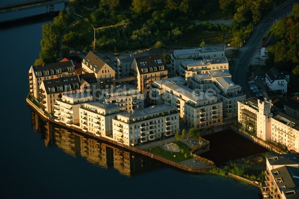 Luftaufnahme Potsdam - Wohngebiet einer Mehrfamilienhaussiedlung in der historische Speicherstadt am Ufer der Havel in Potsdam im Bundesland Brandenburg