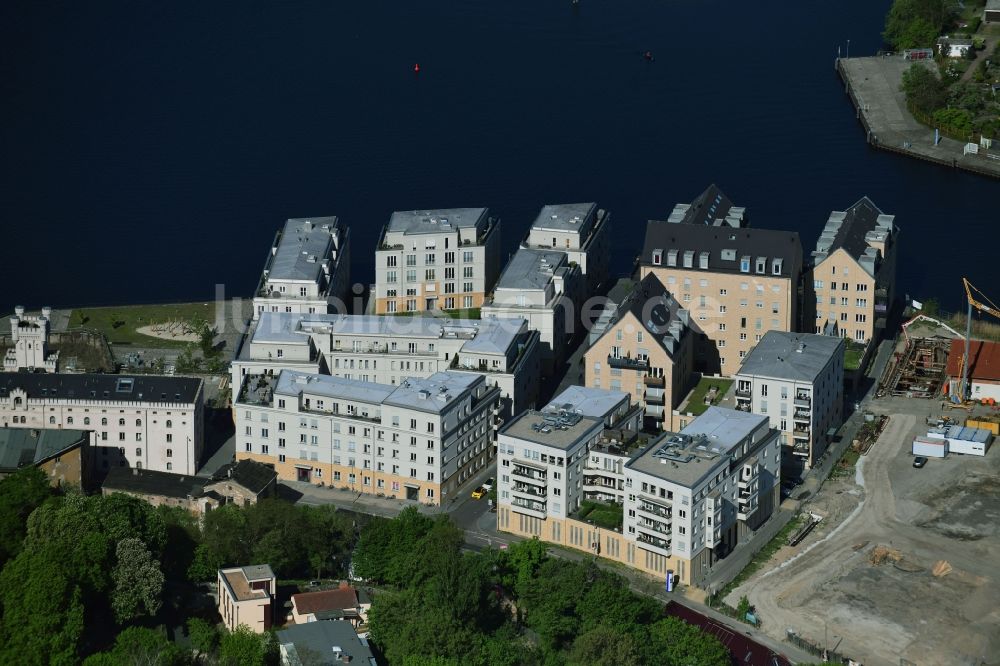 Luftaufnahme Potsdam - Wohngebiet einer Mehrfamilienhaussiedlung in der historische Speicherstadt am Ufer der Havel in Potsdam im Bundesland Brandenburg