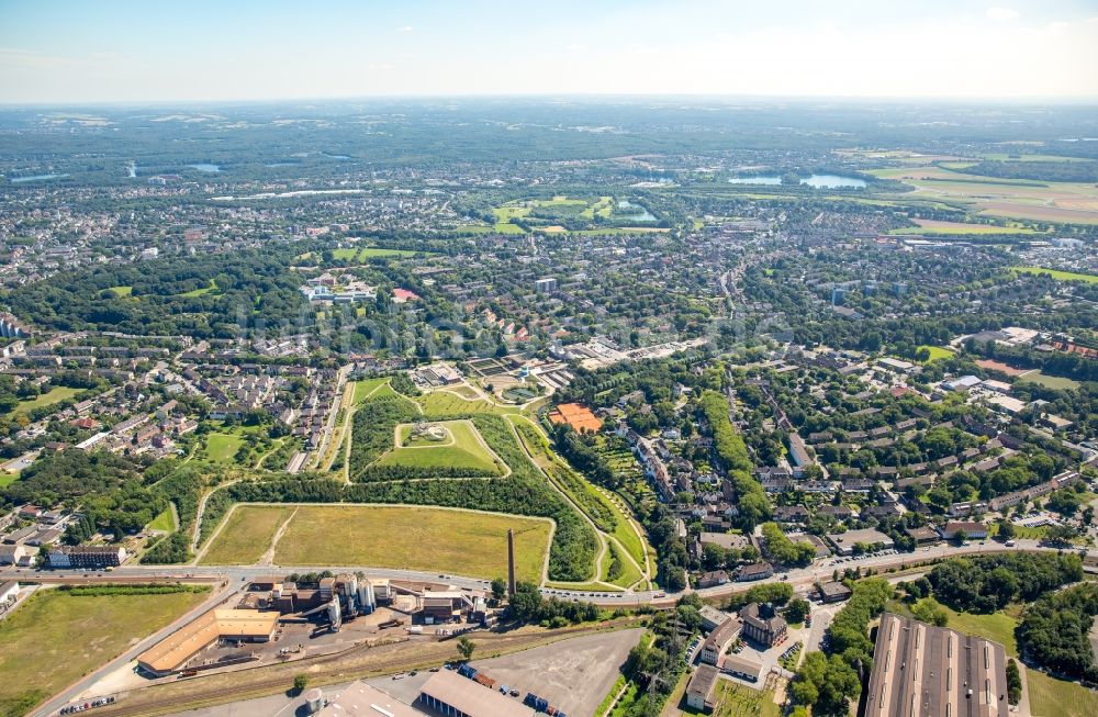 Duisburg aus der Vogelperspektive: Wohngebiet der Mehrfamilienhaussiedlung in Hüttenheim in Duisburg im Bundesland Nordrhein-Westfalen