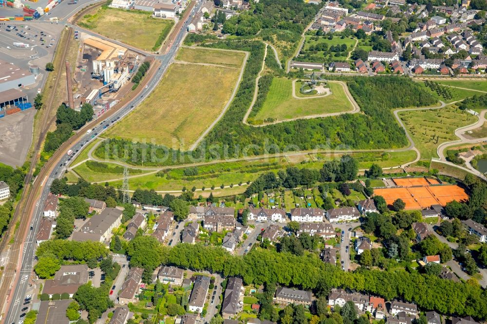 Duisburg von oben - Wohngebiet der Mehrfamilienhaussiedlung in Hüttenheim in Duisburg im Bundesland Nordrhein-Westfalen