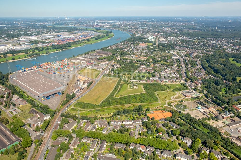 Duisburg aus der Vogelperspektive: Wohngebiet der Mehrfamilienhaussiedlung in Hüttenheim in Duisburg im Bundesland Nordrhein-Westfalen