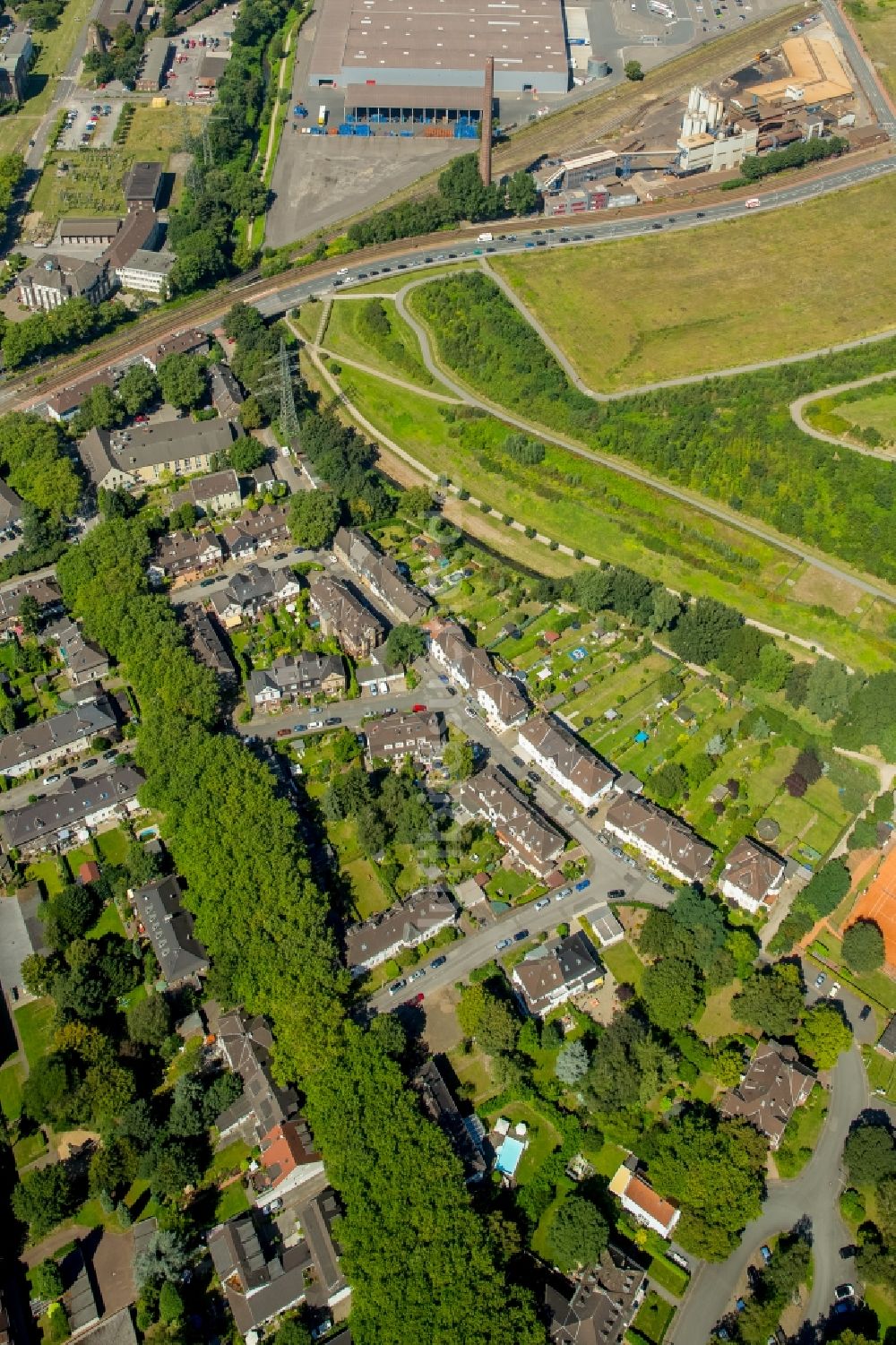 Duisburg aus der Vogelperspektive: Wohngebiet der Mehrfamilienhaussiedlung in Hüttenheim in Duisburg im Bundesland Nordrhein-Westfalen