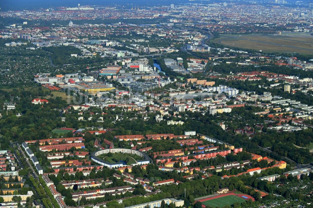 Luftbild Berlin - Wohngebiet der Mehrfamilienhaussiedlung Hufeisensiedlung in Berlin, Deutschland