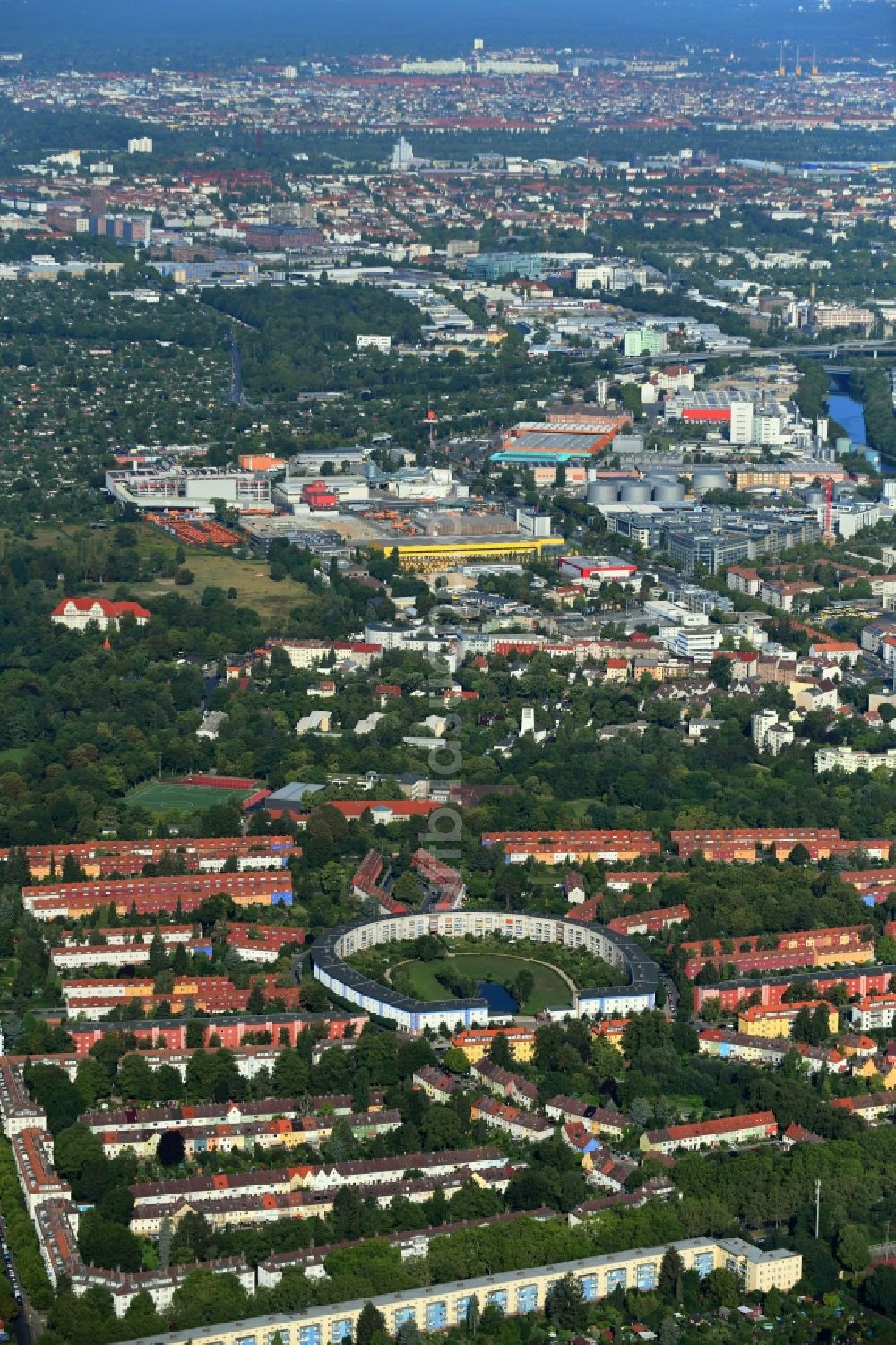 Luftaufnahme Berlin - Wohngebiet der Mehrfamilienhaussiedlung Hufeisensiedlung in Berlin, Deutschland