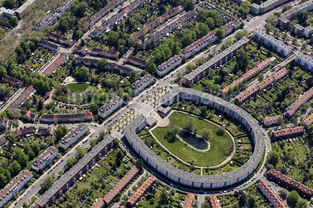 Luftaufnahme Berlin - Wohngebiet der Mehrfamilienhaussiedlung Hufeisensiedlung im Ortsteil Britz in Berlin, Deutschland