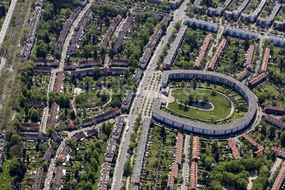 Luftbild Berlin - Wohngebiet der Mehrfamilienhaussiedlung Hufeisensiedlung im Ortsteil Britz in Berlin, Deutschland