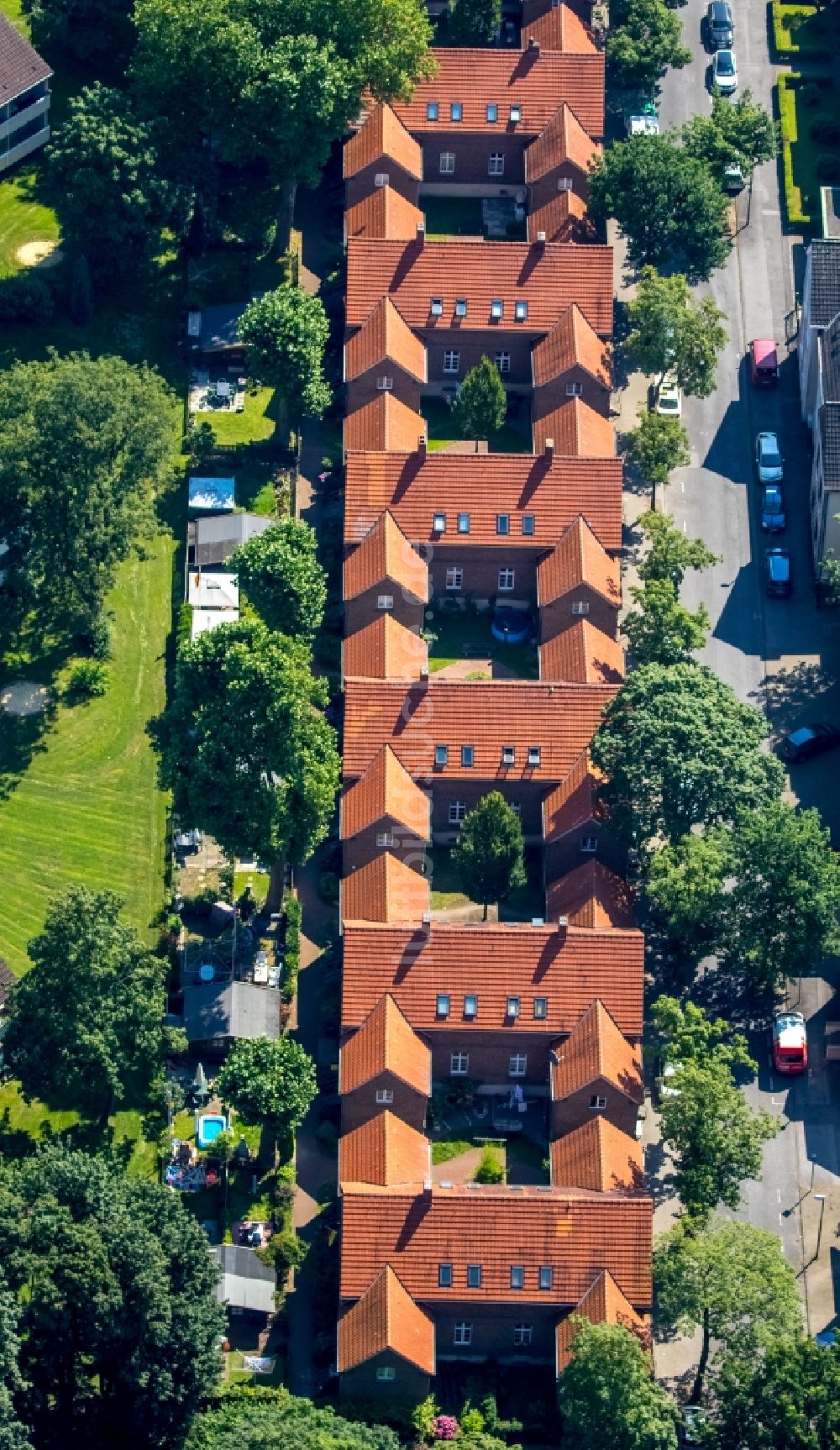 Luftaufnahme Gelsenkirchen - Wohngebiet einer Mehrfamilienhaussiedlung an der Hugostraße in Gelsenkirchen im Bundesland Nordrhein-Westfalen