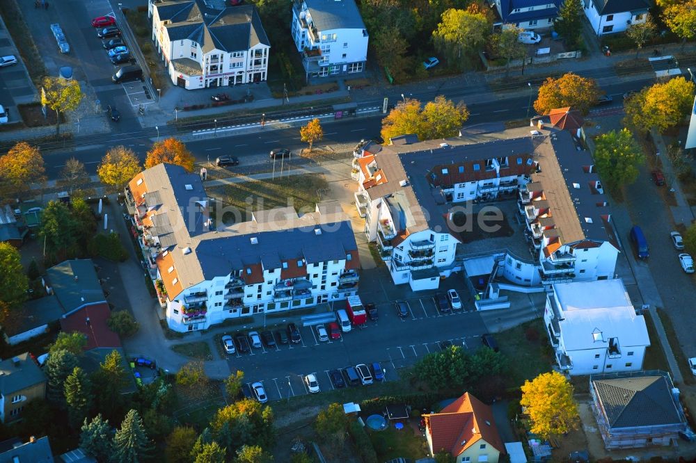 Luftaufnahme Berlin - Wohngebiet der Mehrfamilienhaussiedlung am Hultschiner Damm im Ortsteil Mahlsdorf in Berlin, Deutschland