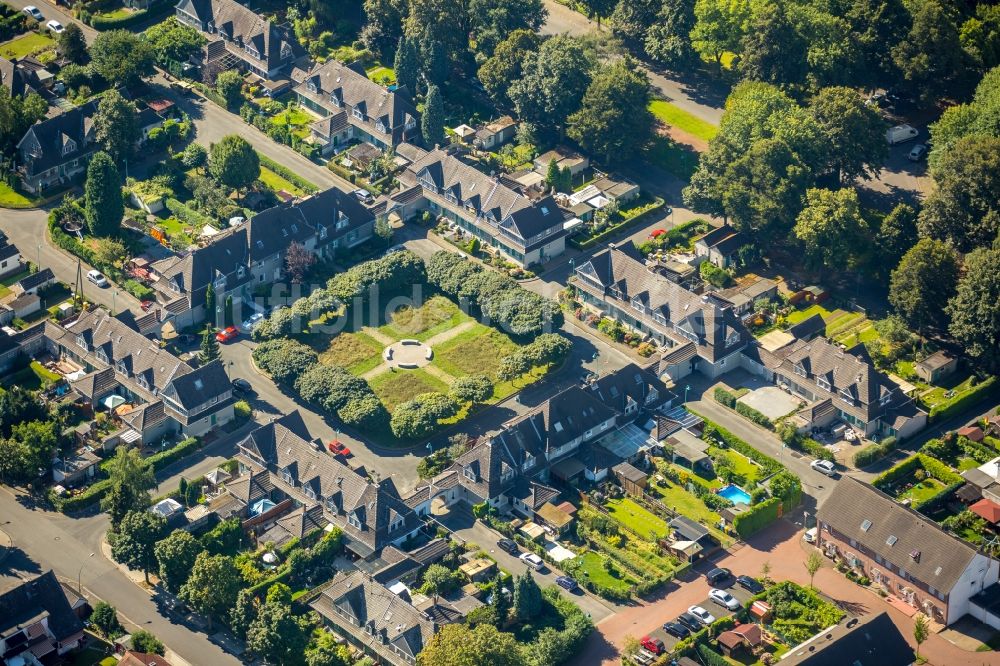 Duisburg von oben - Wohngebiet der Mehrfamilienhaussiedlung Johannenhof in Duisburg im Bundesland Nordrhein-Westfalen