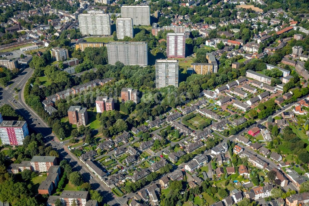 Duisburg von oben - Wohngebiet der Mehrfamilienhaussiedlung Johannenhof in Duisburg im Bundesland Nordrhein-Westfalen