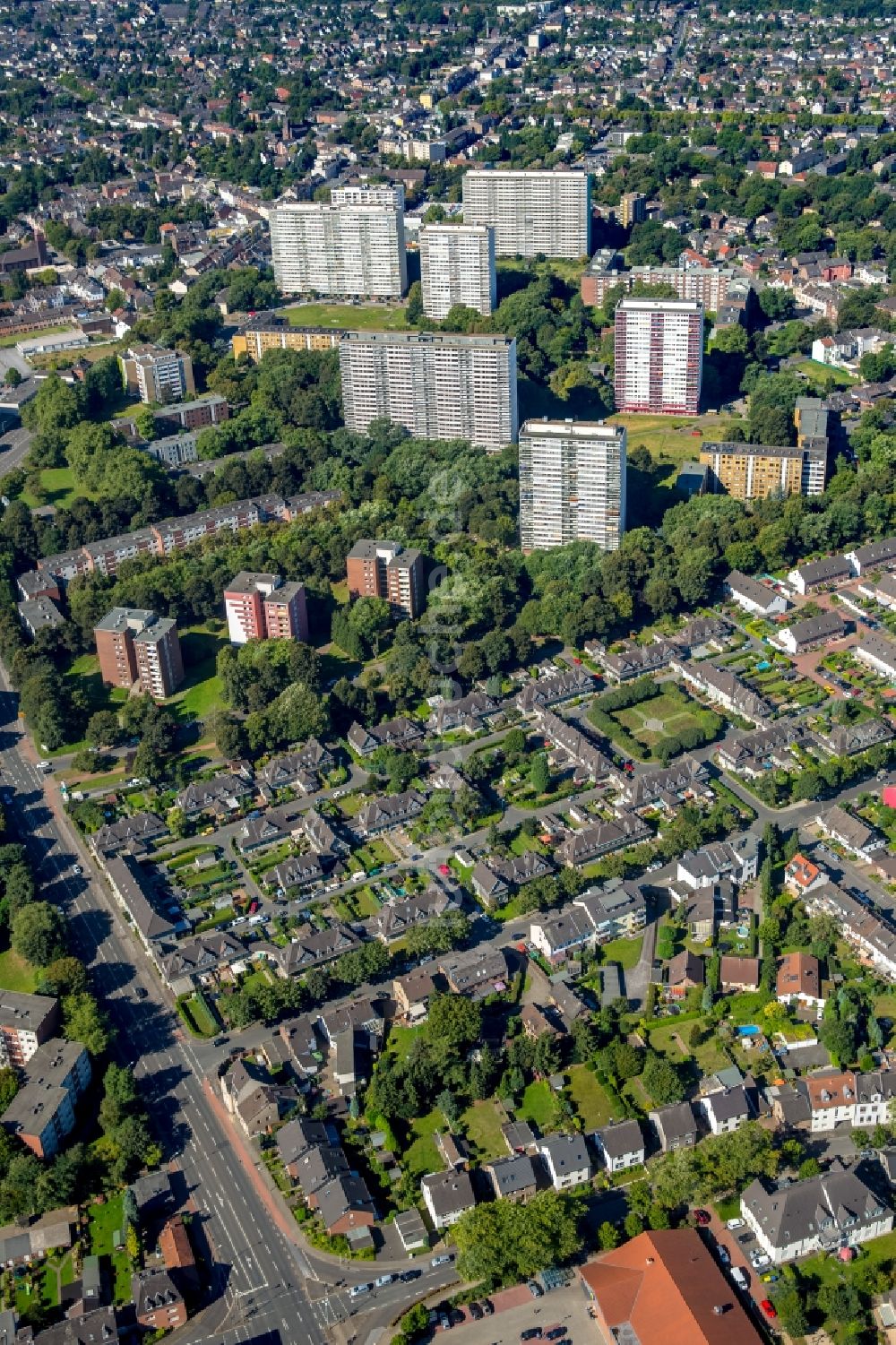 Duisburg aus der Vogelperspektive: Wohngebiet der Mehrfamilienhaussiedlung Johannenhof in Duisburg im Bundesland Nordrhein-Westfalen