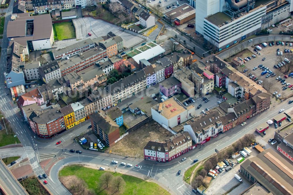 Duisburg von oben - Wohngebiet der Mehrfamilienhaussiedlung Juliusstraße - Plessingstraße - Charlottenstraße im Ortsteil Altstadt in Duisburg im Bundesland Nordrhein-Westfalen