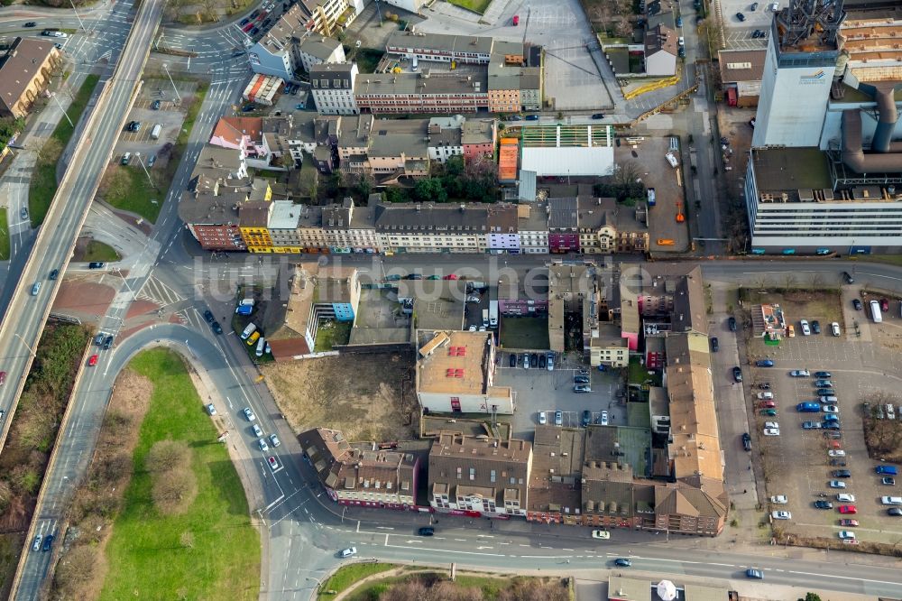 Duisburg aus der Vogelperspektive: Wohngebiet der Mehrfamilienhaussiedlung Juliusstraße - Plessingstraße - Charlottenstraße im Ortsteil Altstadt in Duisburg im Bundesland Nordrhein-Westfalen