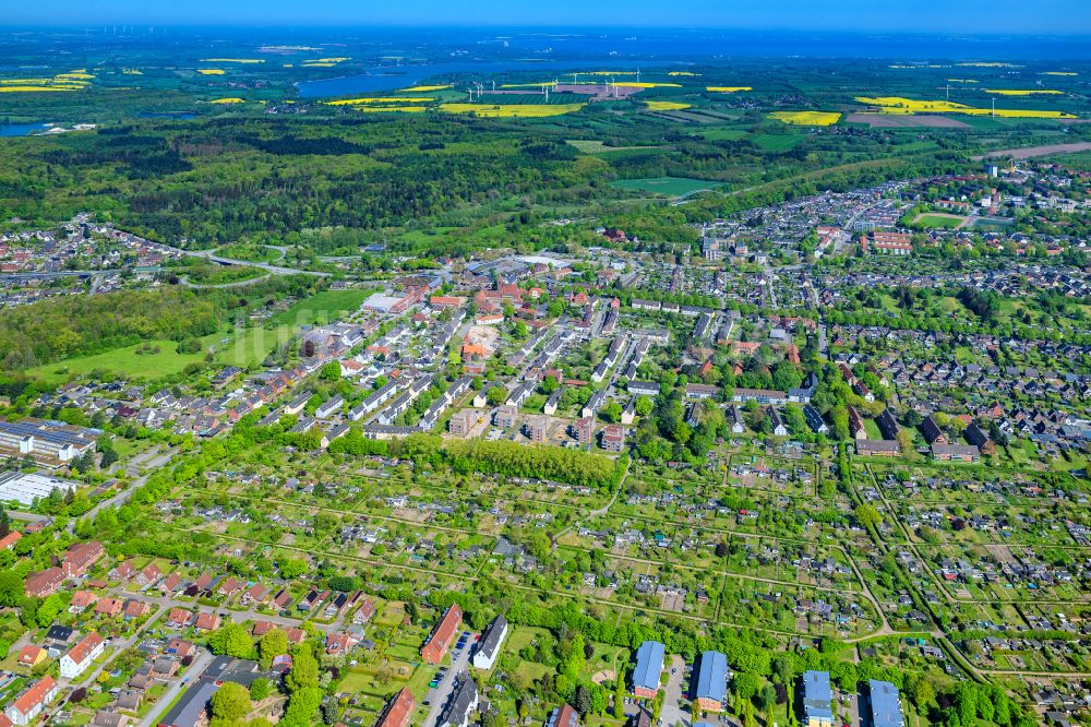 Lübeck von oben - Wohngebiet der Mehrfamilienhaussiedlung in Kücknitz im Bundesland Schleswig-Holstein, Deutschland