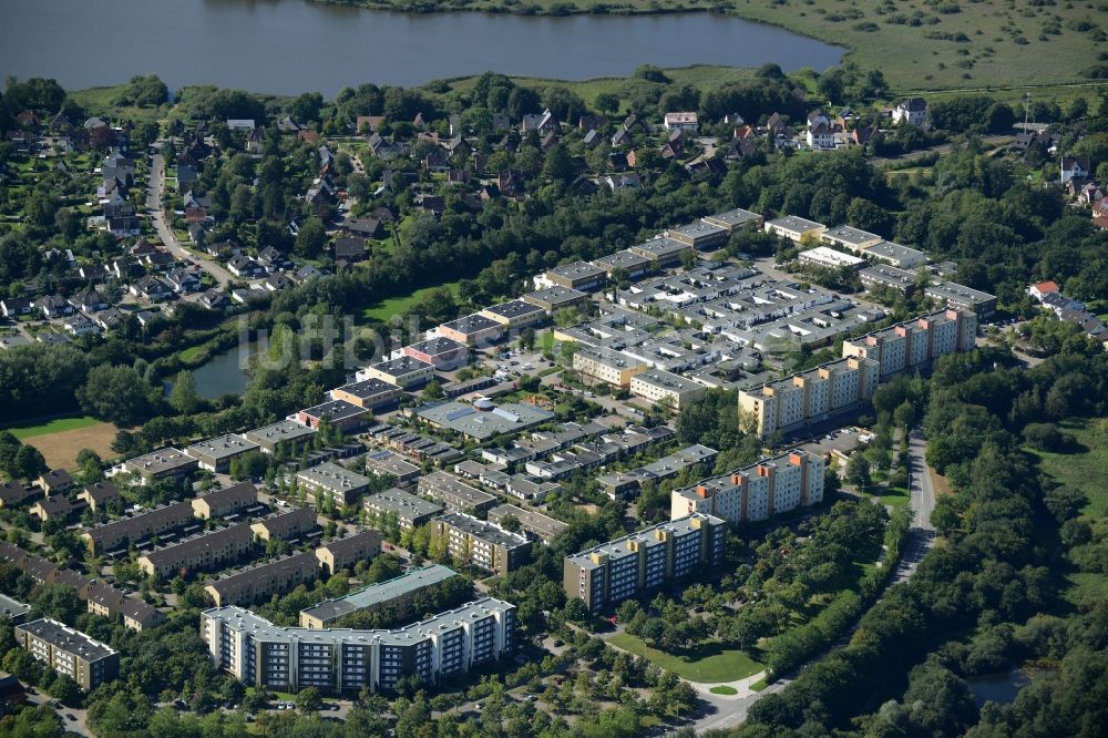 Luftaufnahme Kiel - Wohngebiet einer Mehrfamilienhaussiedlung in Kiel im Bundesland Schleswig-Holstein