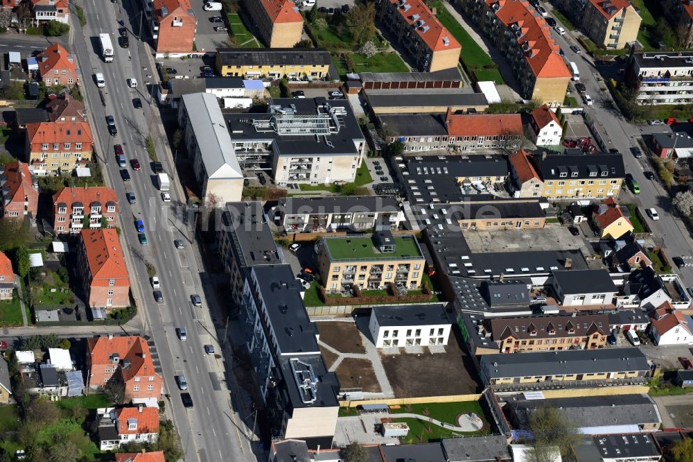 Kopenhagen von oben - Wohngebiet einer Mehrfamilienhaussiedlung Kirkebjerg Allé - Alekistevej im Ortsteil Vanlose in Kopenhagen in Dänemark