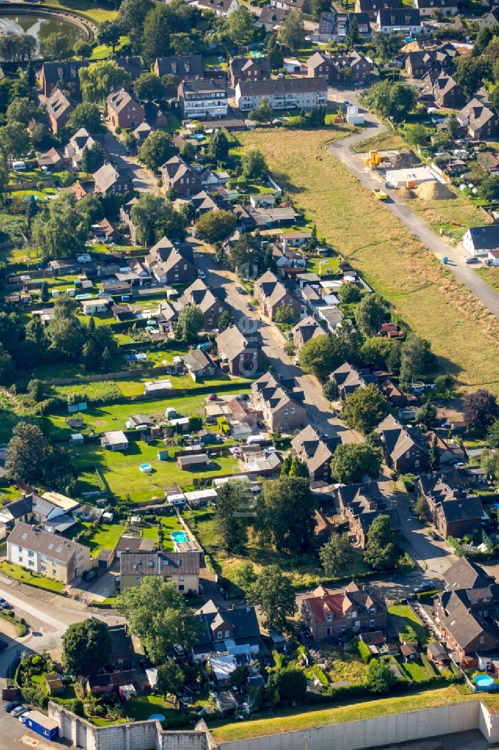 Luftaufnahme Bottrop - Wohngebiet einer Mehrfamilienhaussiedlung Kolonie Ebel in Bottrop im Bundesland Nordrhein-Westfalen