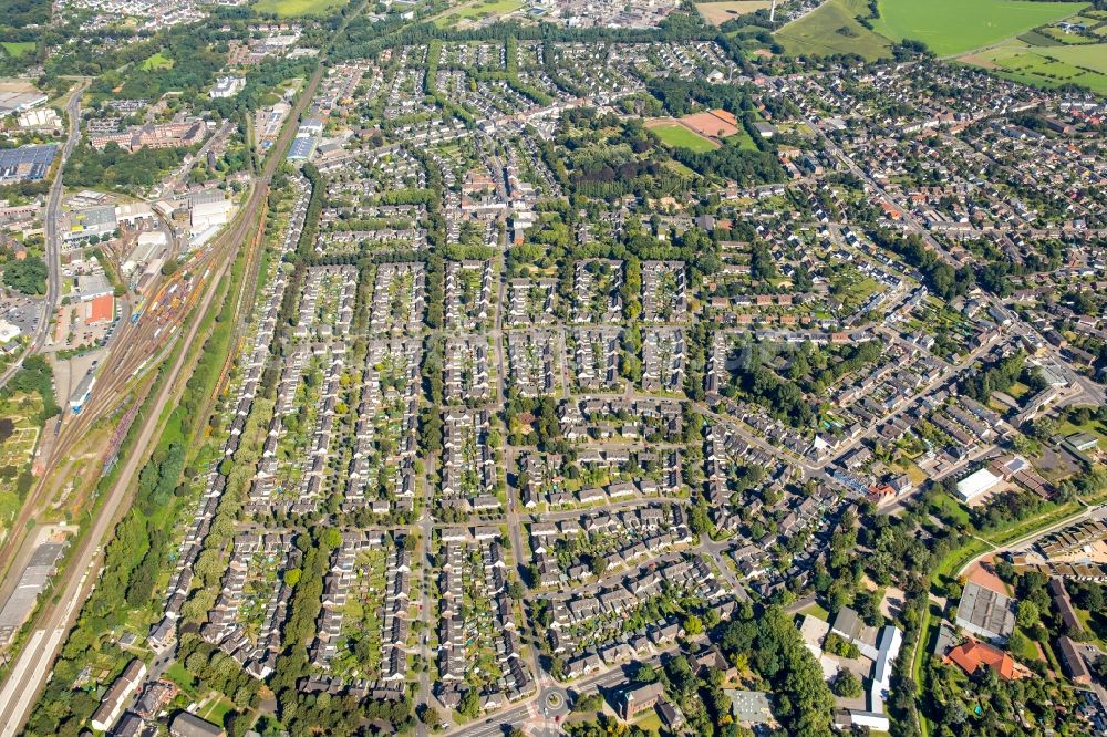 Moers von oben - Wohngebiet der Mehrfamilienhaussiedlung Kolonie Meerbeck in Moers im Bundesland Nordrhein-Westfalen