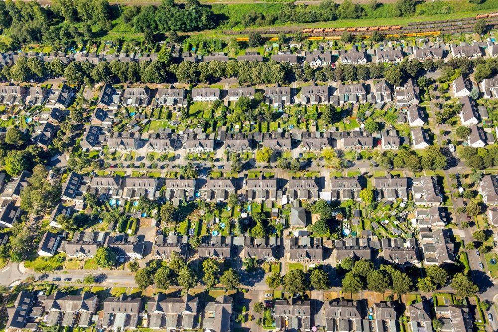 Moers von oben - Wohngebiet der Mehrfamilienhaussiedlung Kolonie Meerbeck in Moers im Bundesland Nordrhein-Westfalen