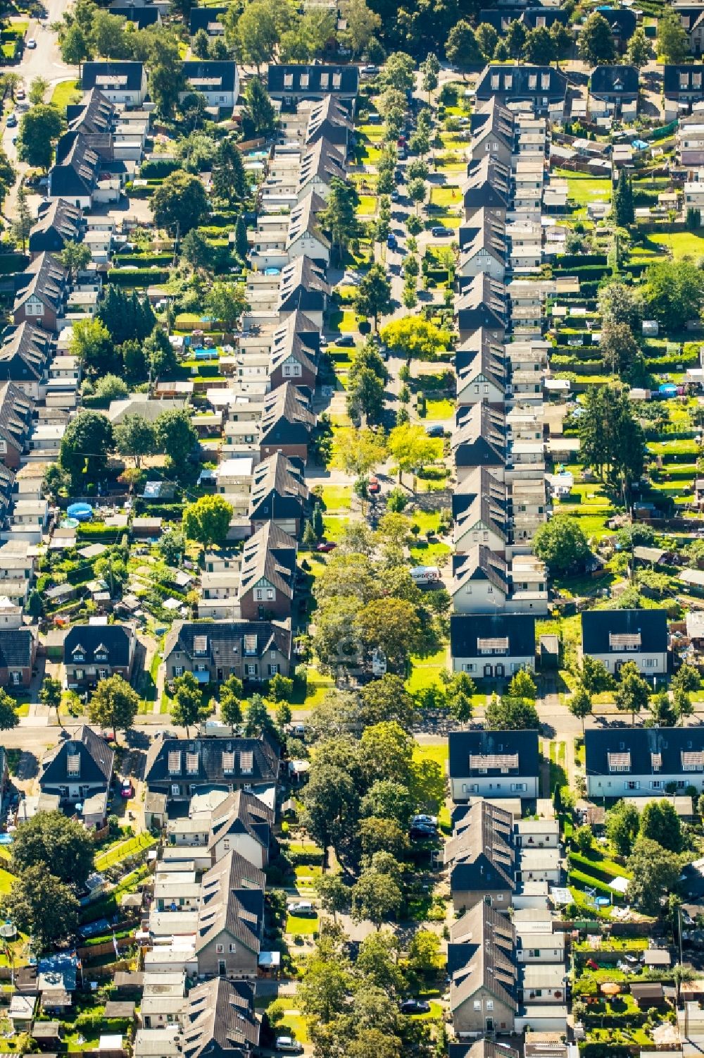 Moers von oben - Wohngebiet der Mehrfamilienhaussiedlung Kolonie Meerbeck in Moers im Bundesland Nordrhein-Westfalen