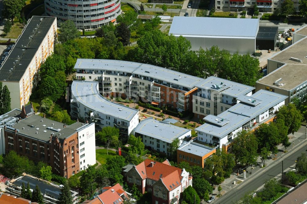 Berlin von oben - Wohngebiet der Mehrfamilienhaussiedlung an der Konrad-Wolf-Straße im Ortsteil Hohenschönhausen in Berlin, Deutschland