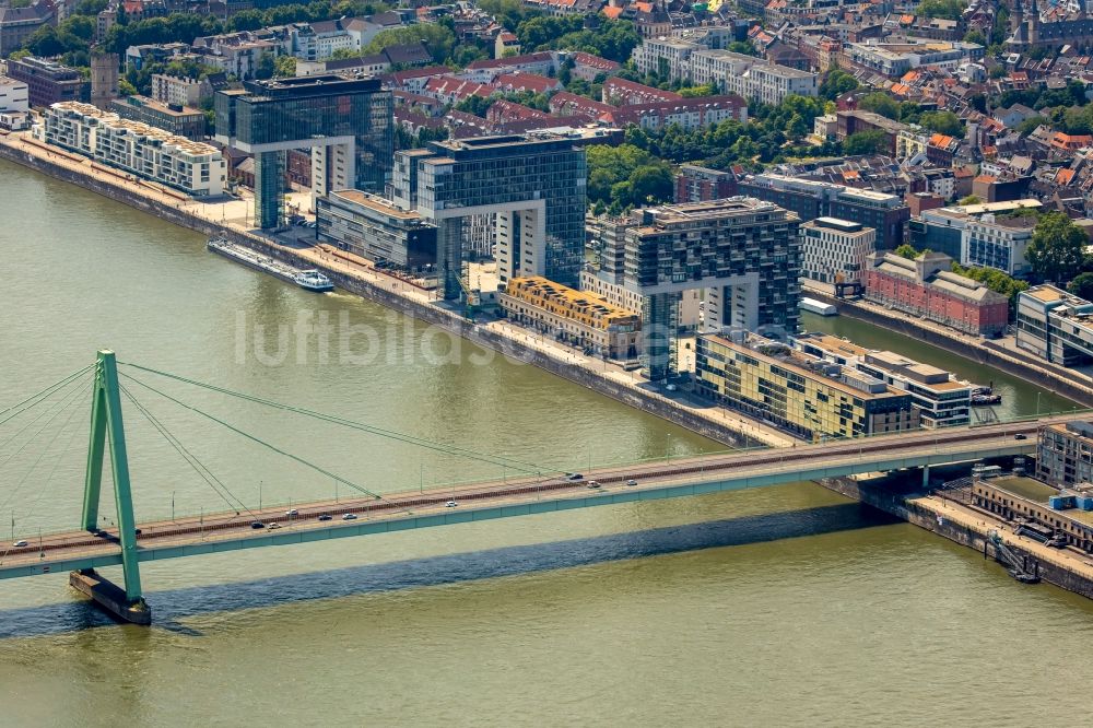 Köln von oben - Wohngebiet einer Mehrfamilienhaussiedlung Kranhäuser am Ufer- und Flußverlauf des Rhein im Ortsteil Innenstadt in Köln im Bundesland Nordrhein-Westfalen, Deutschland