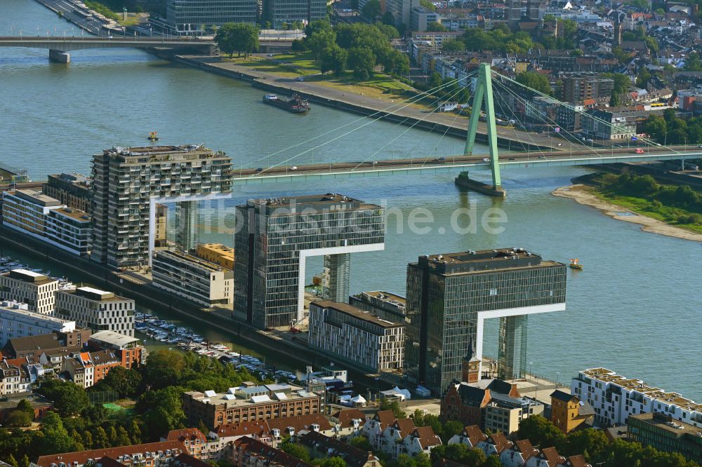 Köln von oben - Wohngebiet einer Mehrfamilienhaussiedlung Kranhäuser am Ufer- und Flussverlauf des Rhein im Ortsteil Innenstadt in Köln im Bundesland Nordrhein-Westfalen, Deutschland